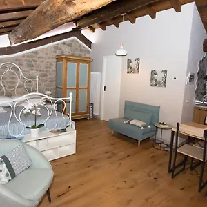 Mimma's: Deliziosa Mansarda Al Terzo Piano Di Un Palazzo Del Centro Storico. Ristrutturata Con Eleganza Di Particolari E Rispetto Dell'antica Struttura. Appartamento Pontremoli